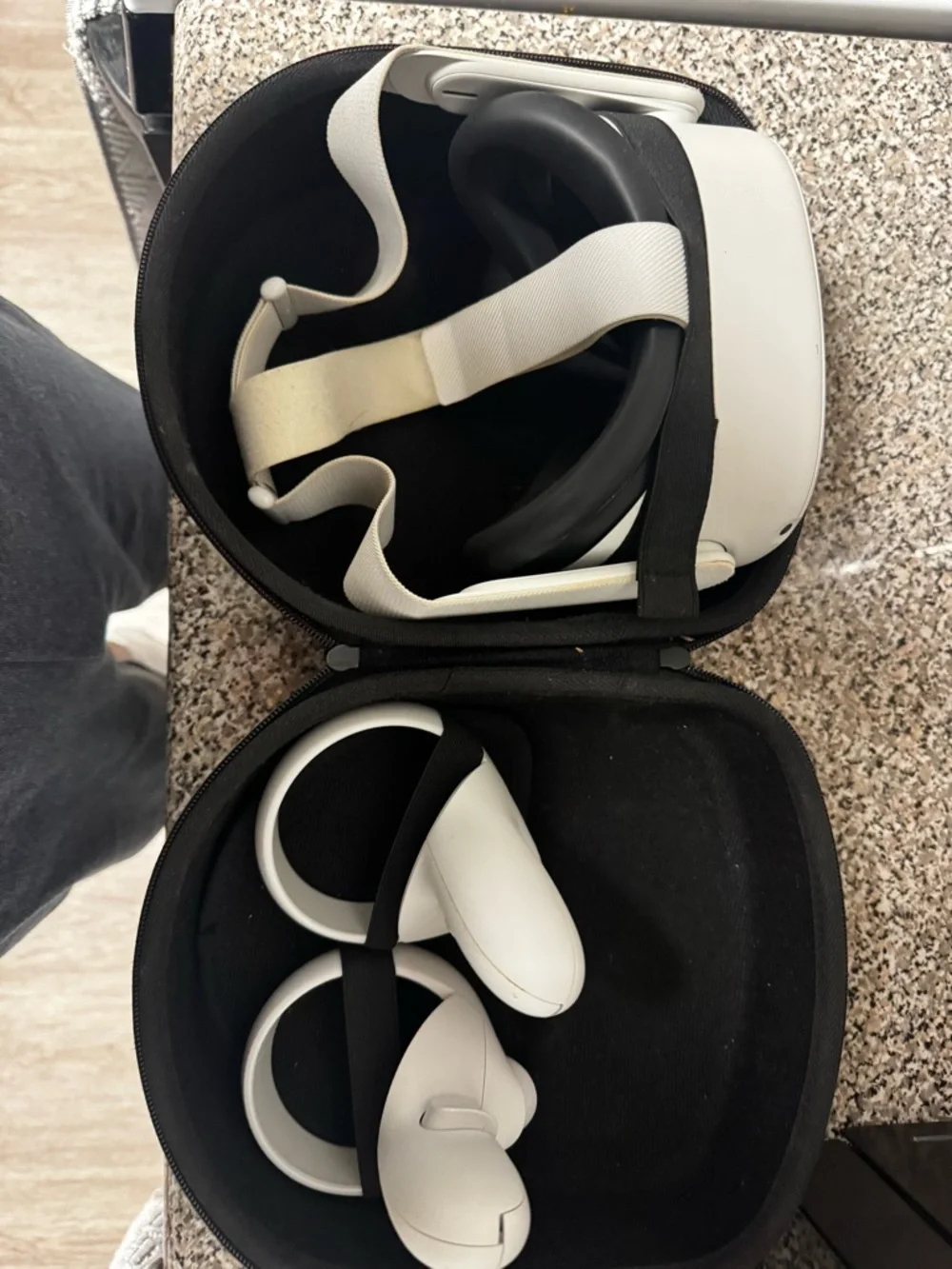Quest 2 White VR Headset with White Controllers